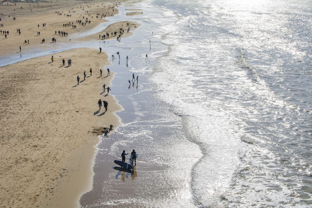 Strandgangers schrikken van PFAS-schuim